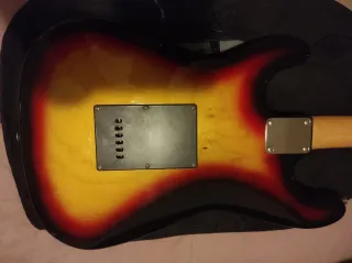 Guitarra Eléctrica Stratocaster Sunburst tricolor