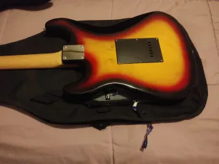 Guitarra Eléctrica Stratocaster Sunburst tricolor