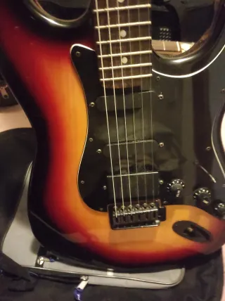 Guitarra Eléctrica Stratocaster Sunburst tricolor
