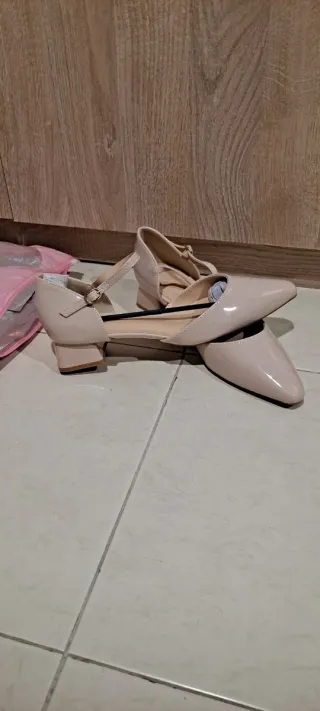 Zapatos de tacón bajo color nude