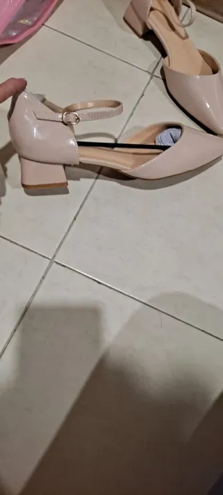 Zapatos de tacón bajo color nude