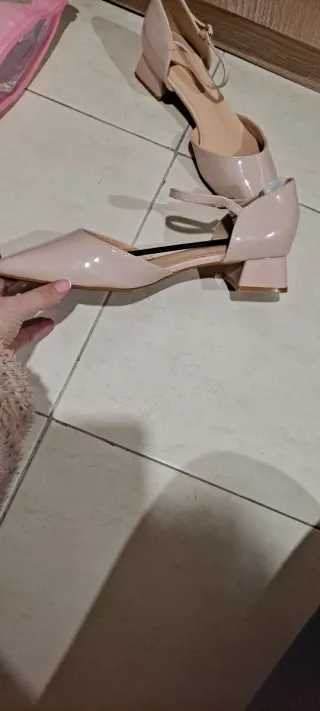 Zapatos de tacón bajo color nude