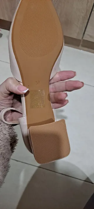 Zapatos de tacón bajo color nude