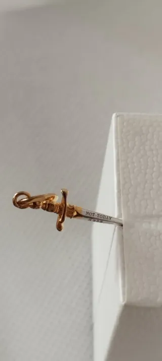 Charm Daga NOT TODAY Plata y Oro