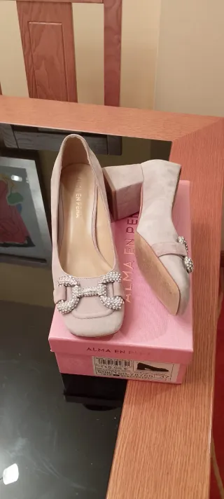 Zapatos Alma en Pena beige con pedrería