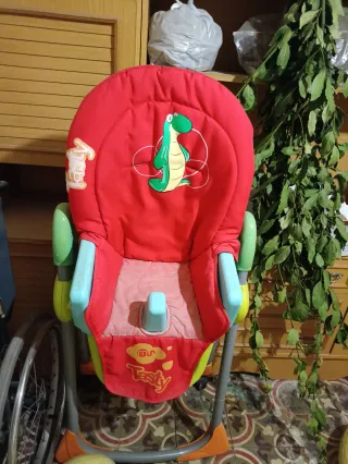 Trona bebé con divertido diseño de cocodrilo