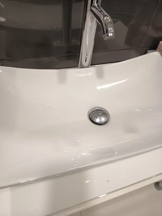 Lavabo de diseño y grifo de metal