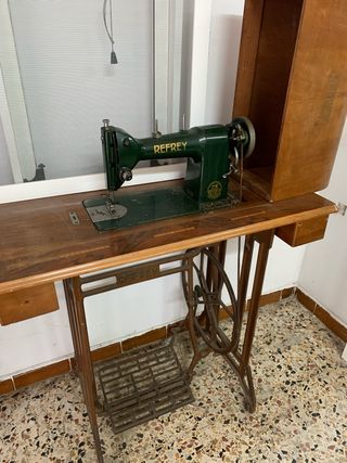 Máquina de coser antigua Refrey