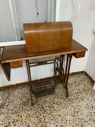 Máquina de coser antigua Refrey