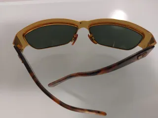 Occhiali da sole vintage tartarugati dettagli oro