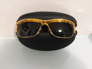 Occhiali da sole vintage tartarugati dettagli oro