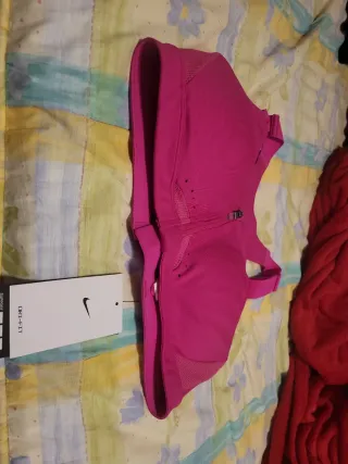 Sujetador deportivo Nike rosa.  Talla M