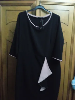 Vestido negro con detalles rosas