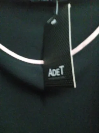 Vestido negro con detalles rosas