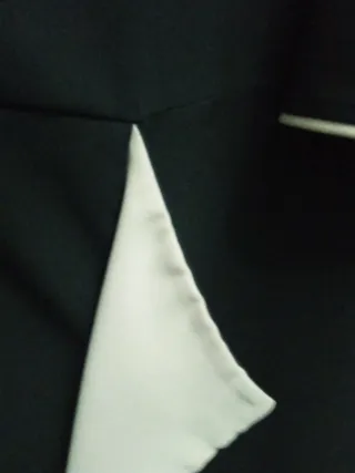 Vestido negro con detalles rosas