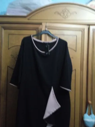 Vestido negro con detalles rosas