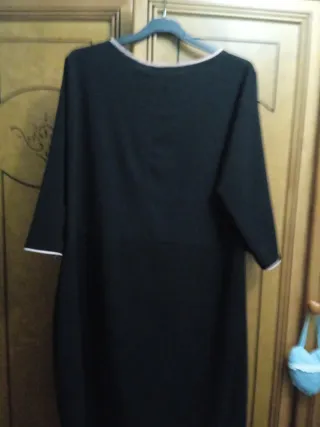 Vestido negro con detalles rosas