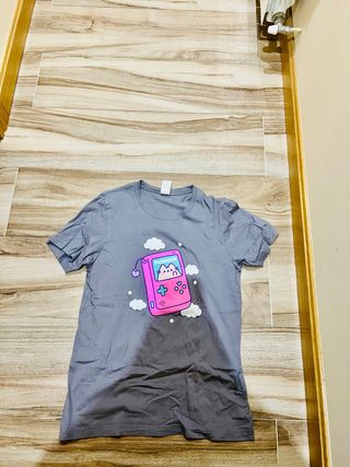 Camiseta Pusheen gris con estampado de consola
