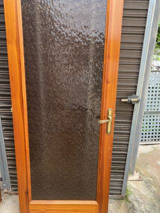 Puerta madera con vidrio decorado