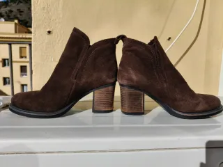 Botines ante tacón marrón