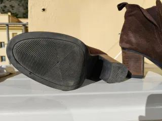 Botines ante tacón marrón