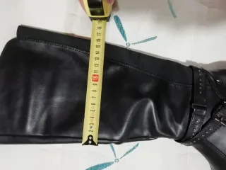 Botas altas negras con tachuelas