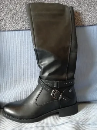 Botas altas negras con tachuelas