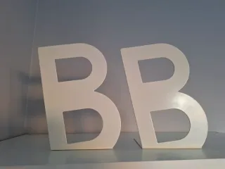 Sujetalibros Ikea letra B