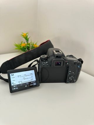 Canon EOS 77D com lente 18-55mm e bolsa