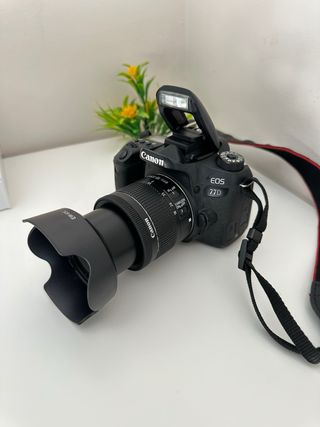 Canon EOS 77D com lente 18-55mm e bolsa
