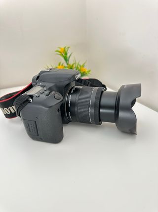 Canon EOS 77D com lente 18-55mm e bolsa