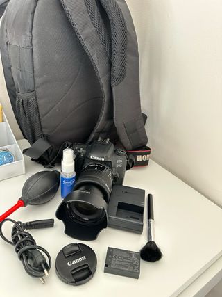 Canon EOS 77D com lente 18-55mm e bolsa