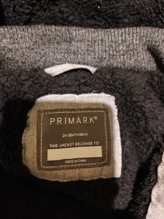 Chaqueta gris con capucha