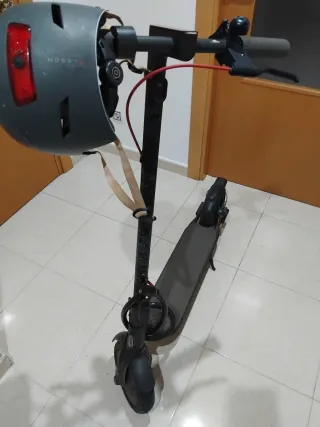 Patinete Eléctrico Xiaomi y casco con luz