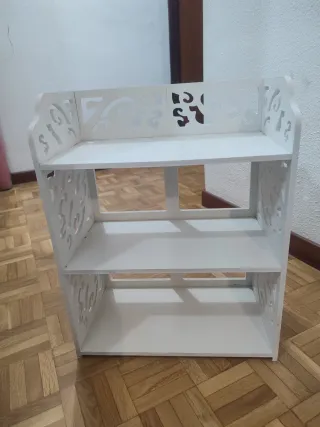 Estantería blanca de 3 baldas.