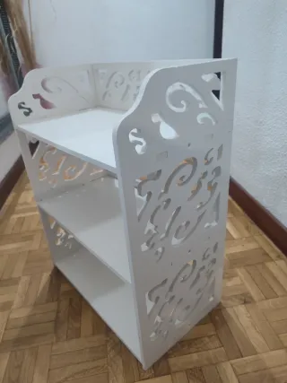 Estantería blanca de 3 baldas.