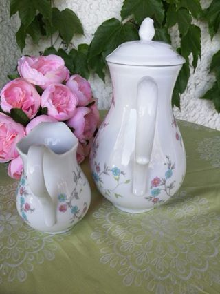 Caffettiera/cioccolatiera e lattiera in porcellana