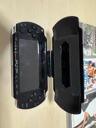 PSP con giochi e accessori. Batteria non inclusa.