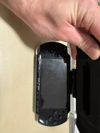 PSP con giochi e accessori. Batteria non inclusa.