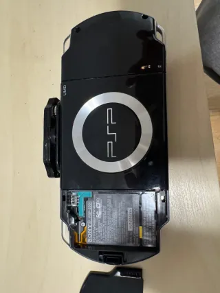 PSP con giochi e accessori. Batteria non inclusa.