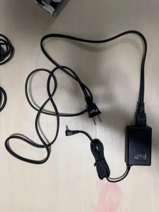 PSP con giochi e accessori. Batteria non inclusa.