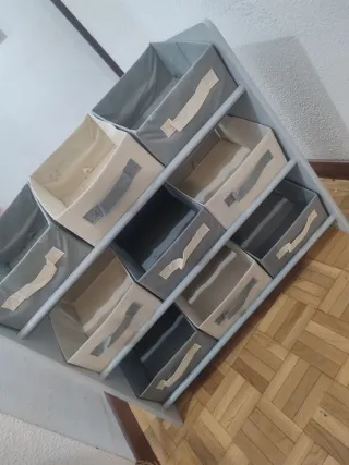 Estantería con cestas de tela y madera.