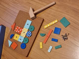 Juego de martillo y clavos con corcho