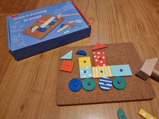 Juego de martillo y clavos con corcho