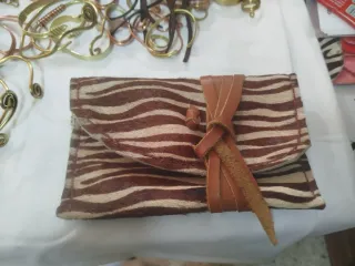 Cartera de piel naranja y marrón
