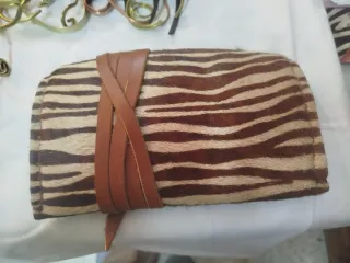 Cartera de piel naranja y marrón