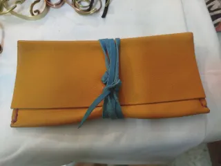 Cartera de piel naranja y marrón