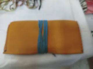 Cartera de piel naranja y marrón