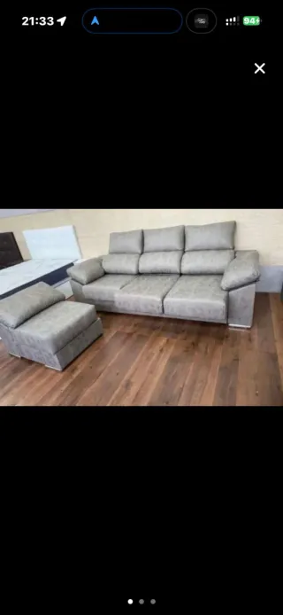 Sofá gris de tela con otomana