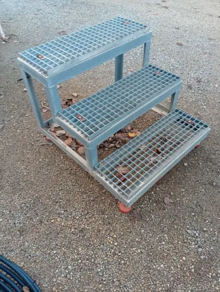 Escalera metálica de 3 peldaños